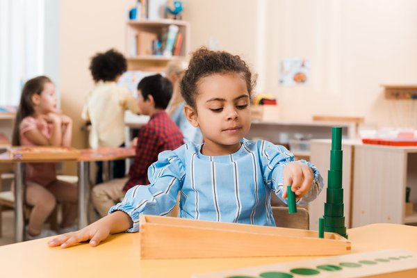 Éducation moderne : indispensables outils de la méthode montessori